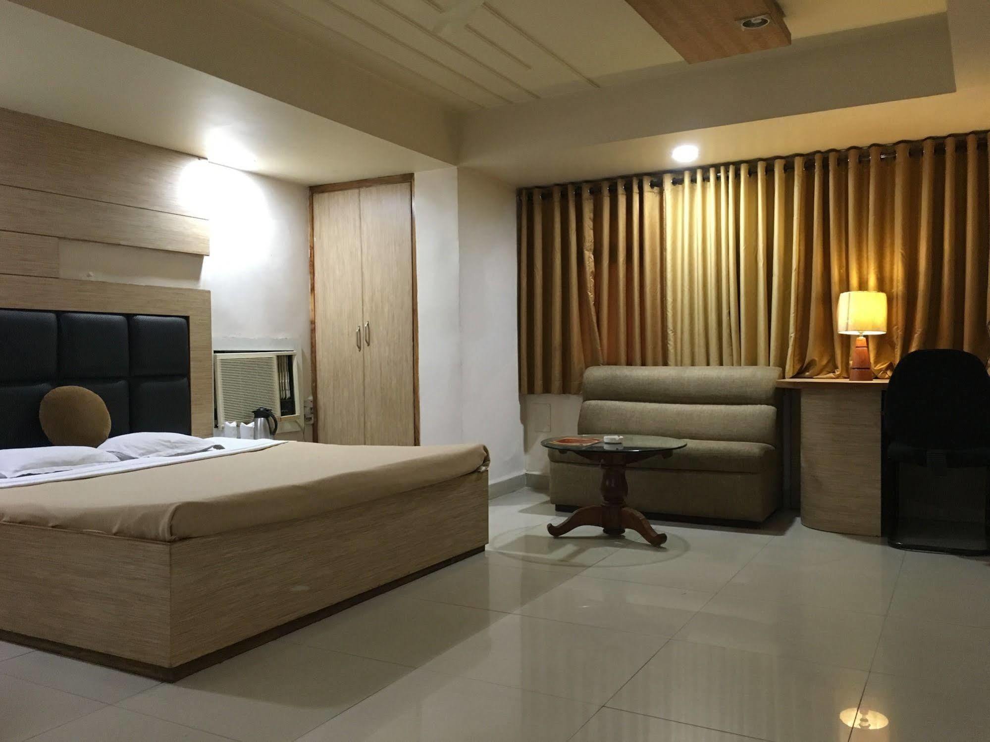 Hotel Grand Arjun Rāipur Dış mekan fotoğraf